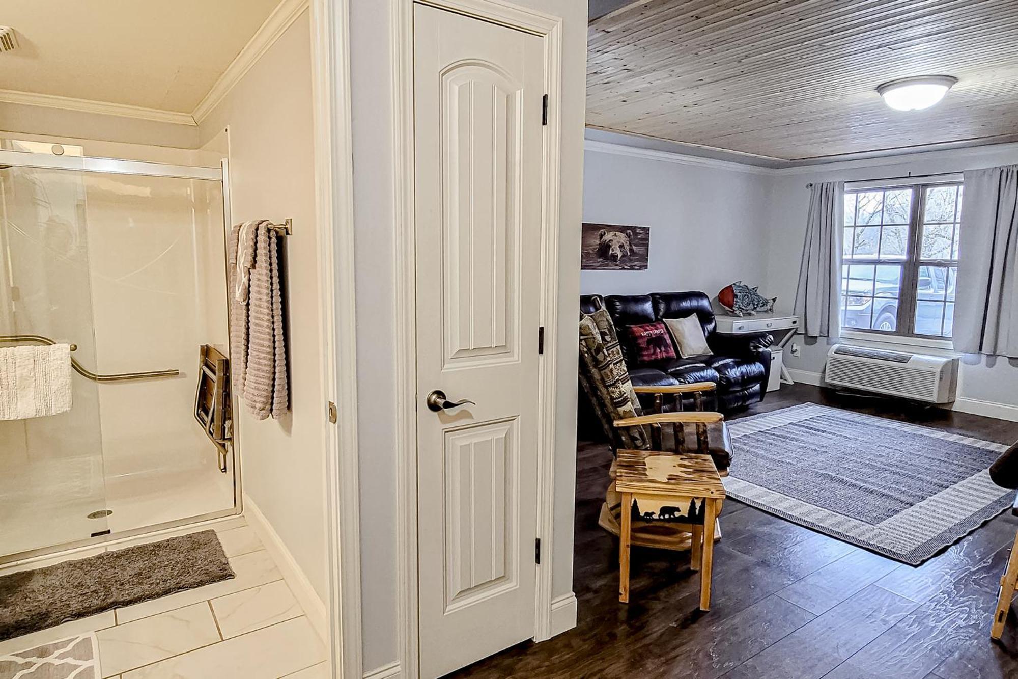 Little River Loft & Riverfront Gem Townsend Room photo