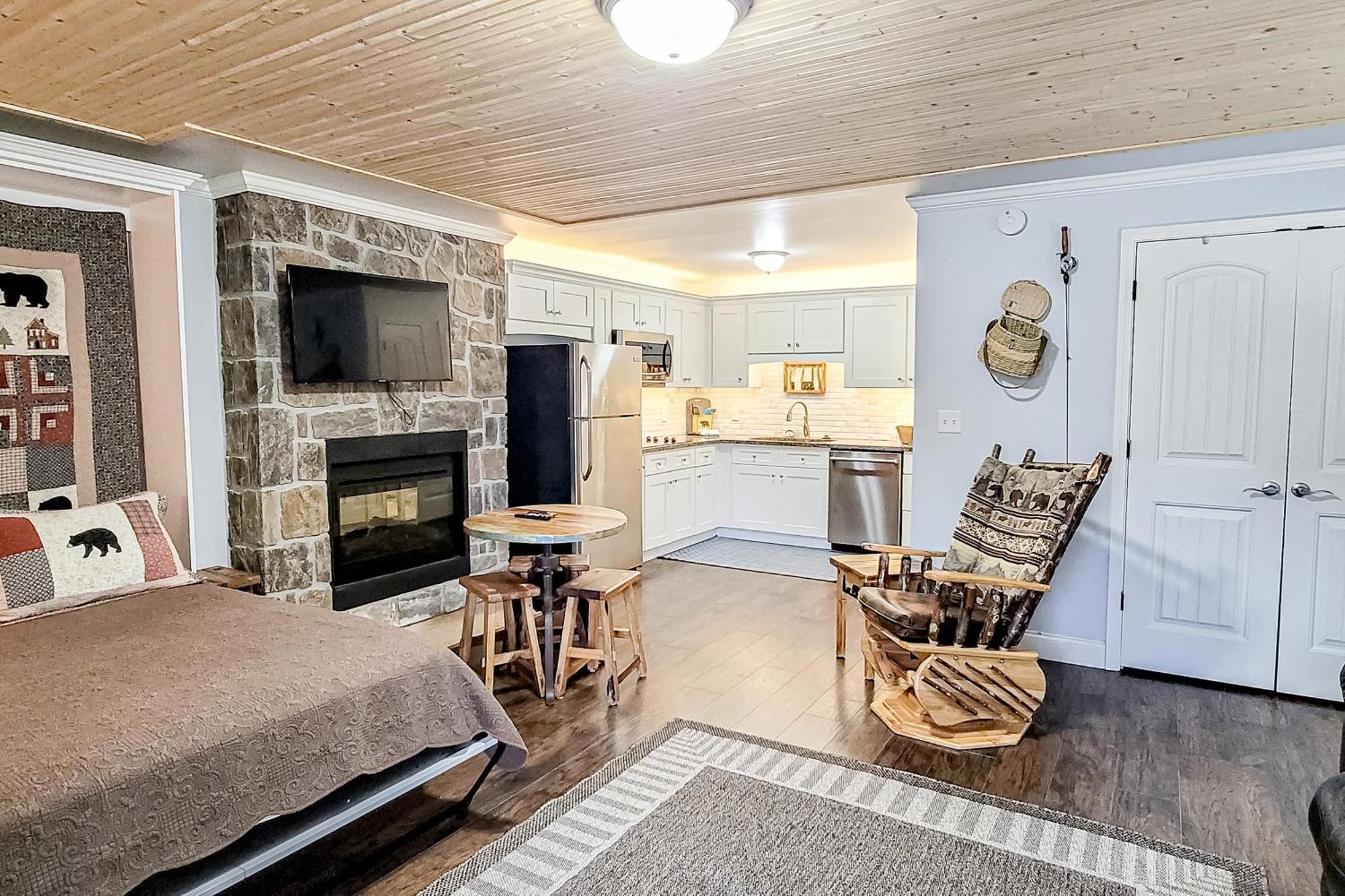 Little River Loft & Riverfront Gem Townsend Room photo