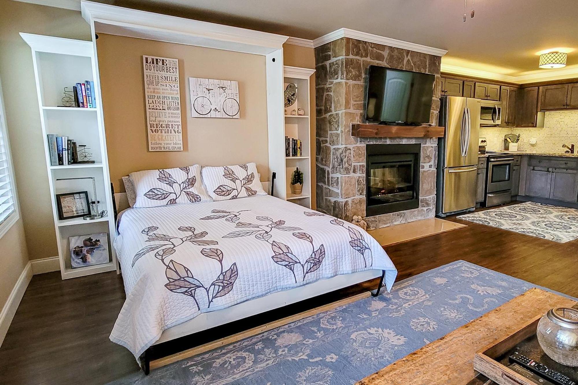 Little River Loft & Riverfront Gem Townsend Room photo